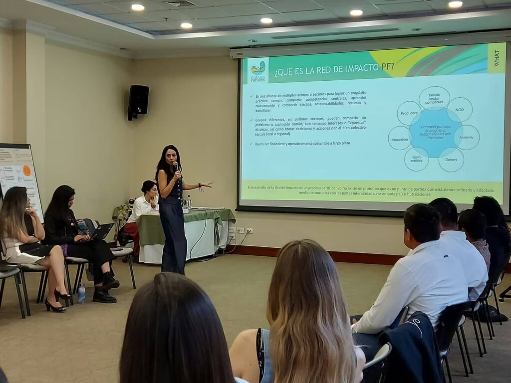 Sesión formativa sobre prácticas agrícolas sostenibles en Ecuador durante encuentro técnico
