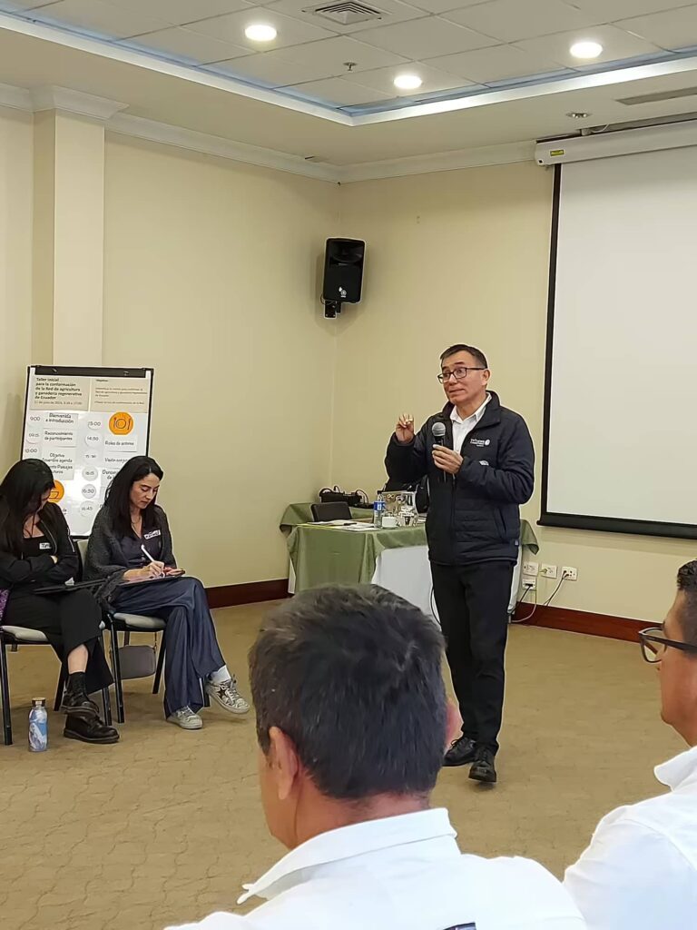 Experto compartiendo conocimientos sobre sostenibilidad agrícola en Ecuador durante taller formativa