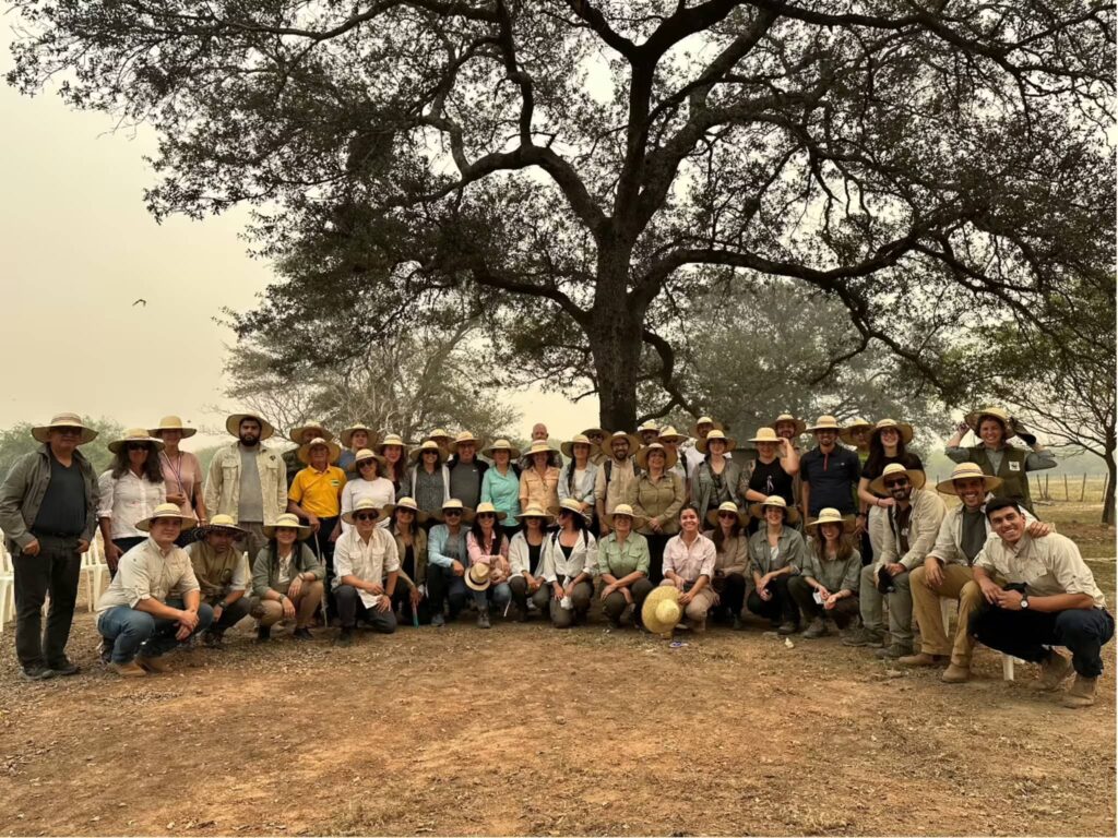 Grupo de participantes reunidos bajo un árbol destacando la agricultura regenerativa como aliada para proteger paisajes en Latinoamérica