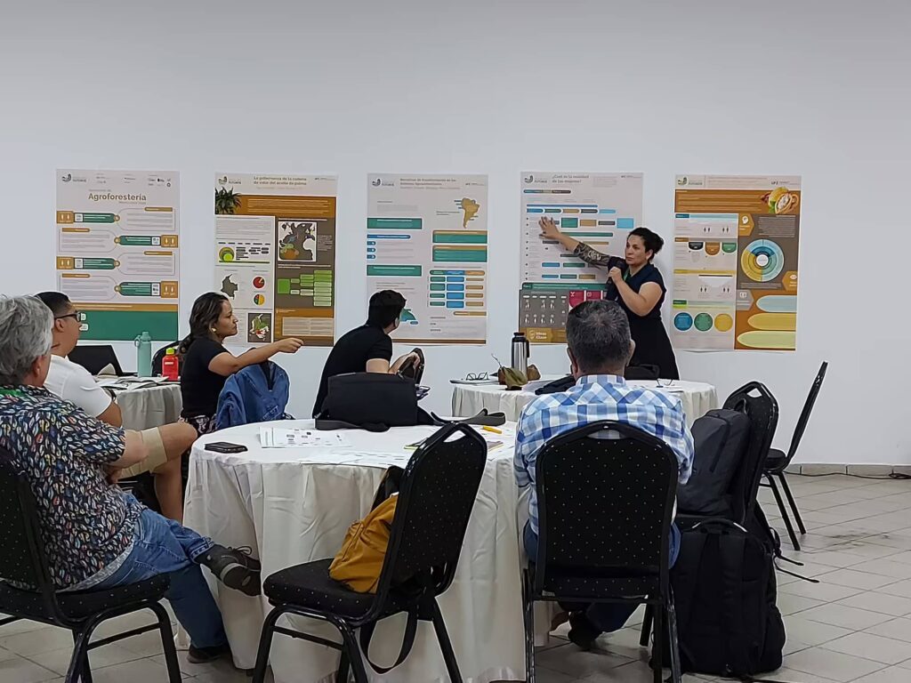 Exposición sobre regeneración ambiental en Latinoamérica durante encuentro de Paisajes Futuros