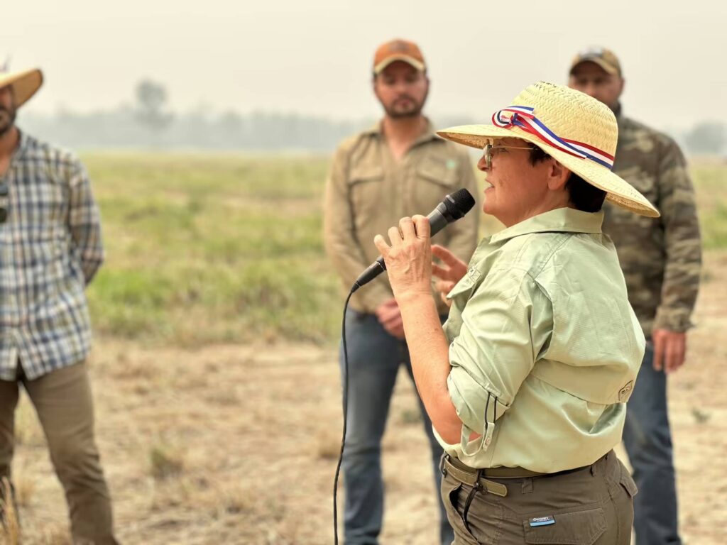 Trabajo grupal enfocado en sostenibilidad rural durante encuentro regional en Latinoamérica