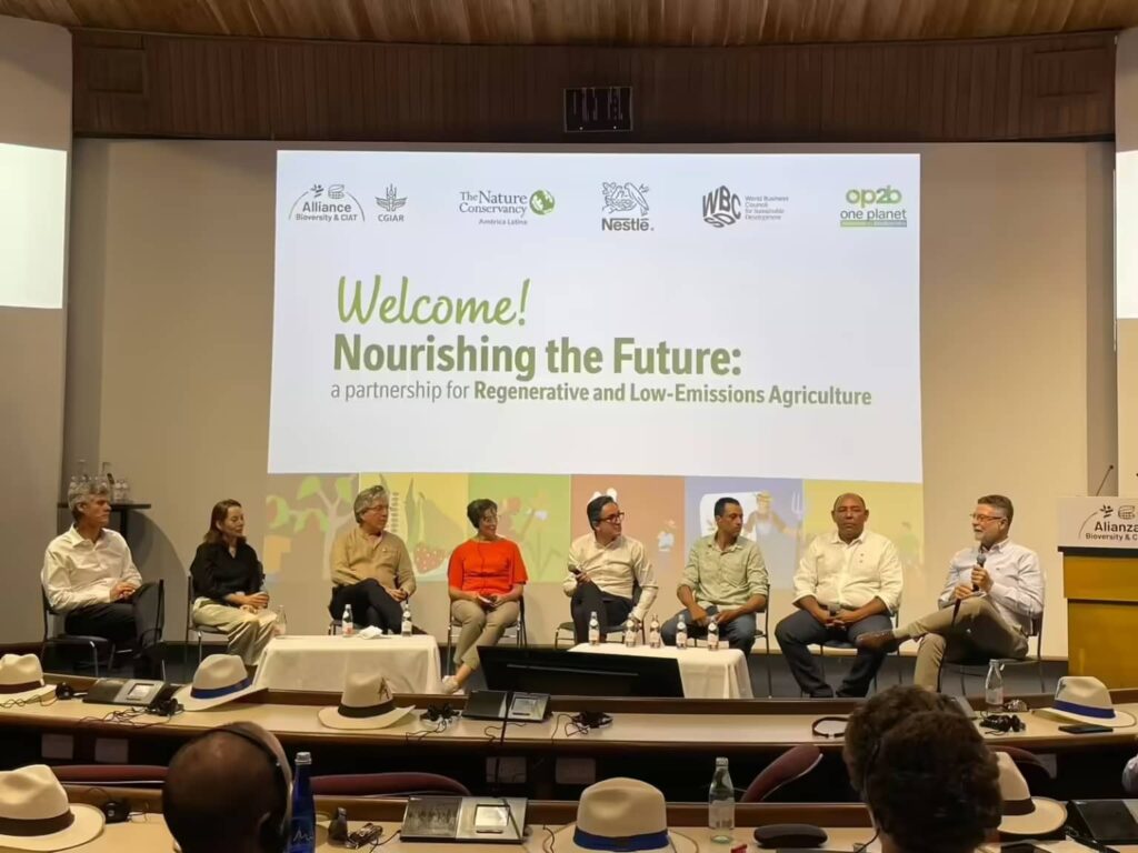 Carlos Molina de la Reserva Natural El Hatico durante intervención sobre agricultura regenerativa en COP16
