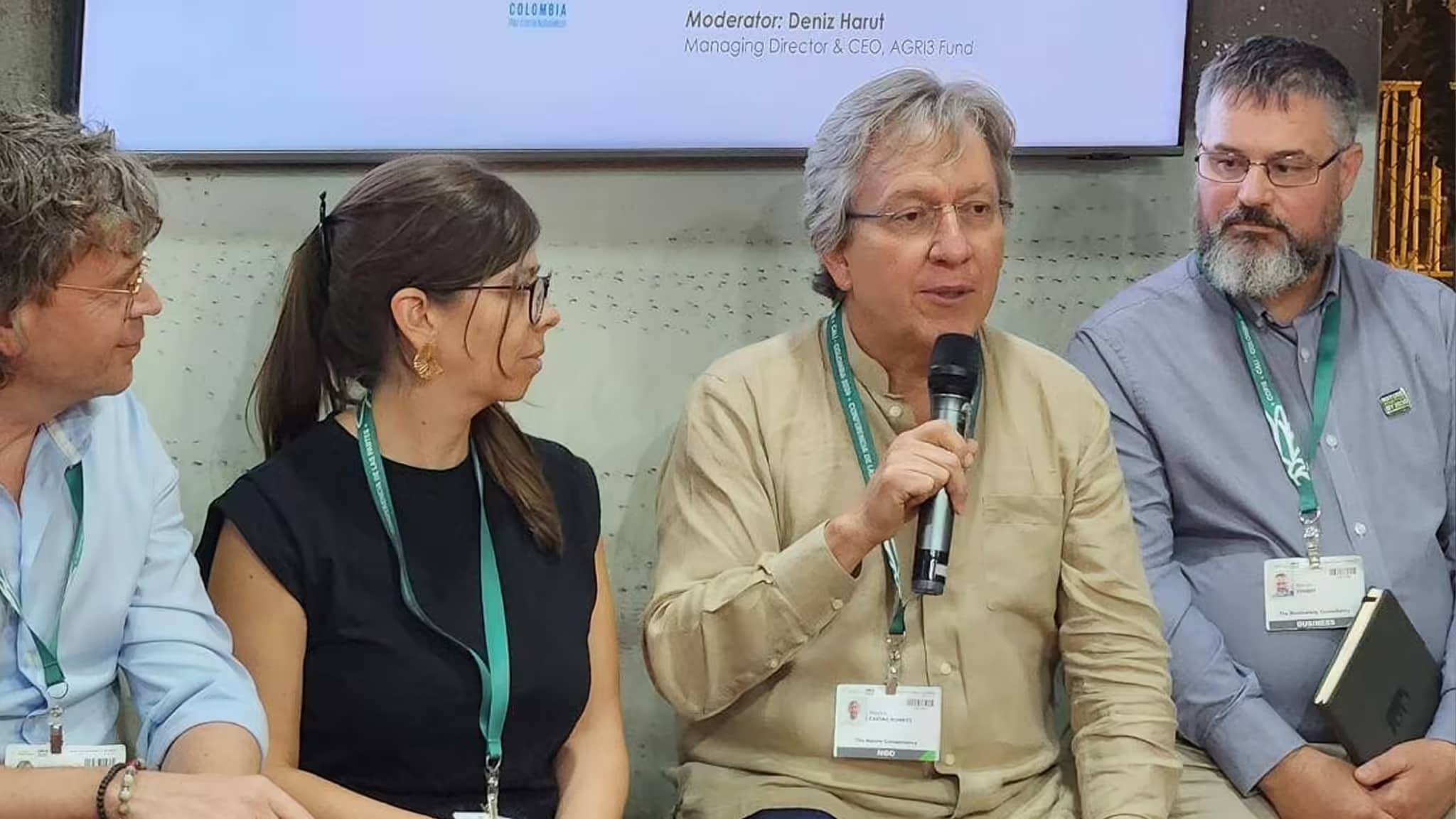Ponente abordando inversión en resiliencia climática y sistemas alimentarios en panel de COP16