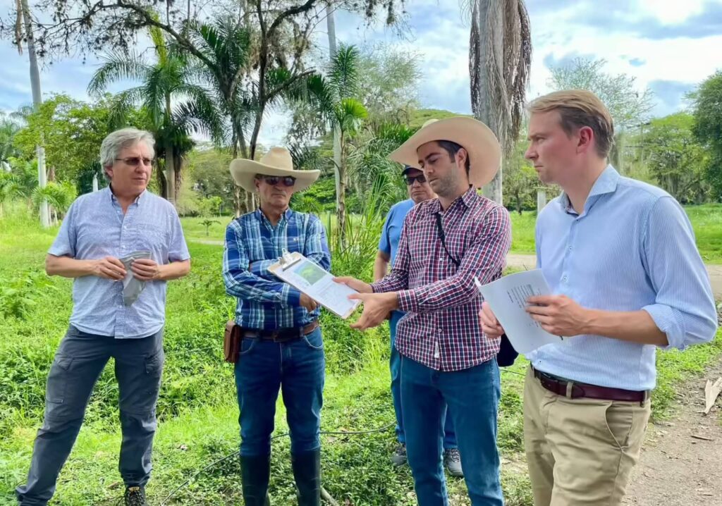 Recorrido por la Reserva Natural El Hatico mostrando prácticas de agricultura regenerativa