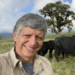 Antonio José Piñeros fundador de la Escuela de Ganadería Regenerativa en Tamalá. Dedicado a la transformación ganadera hacia modelos regenerativos.
