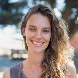 Lauren Tucker estratega en sistemas alimentarios regenerativos, trabaja en la transformación de los sistemas alimentarios desde la tierra y las comunidades.