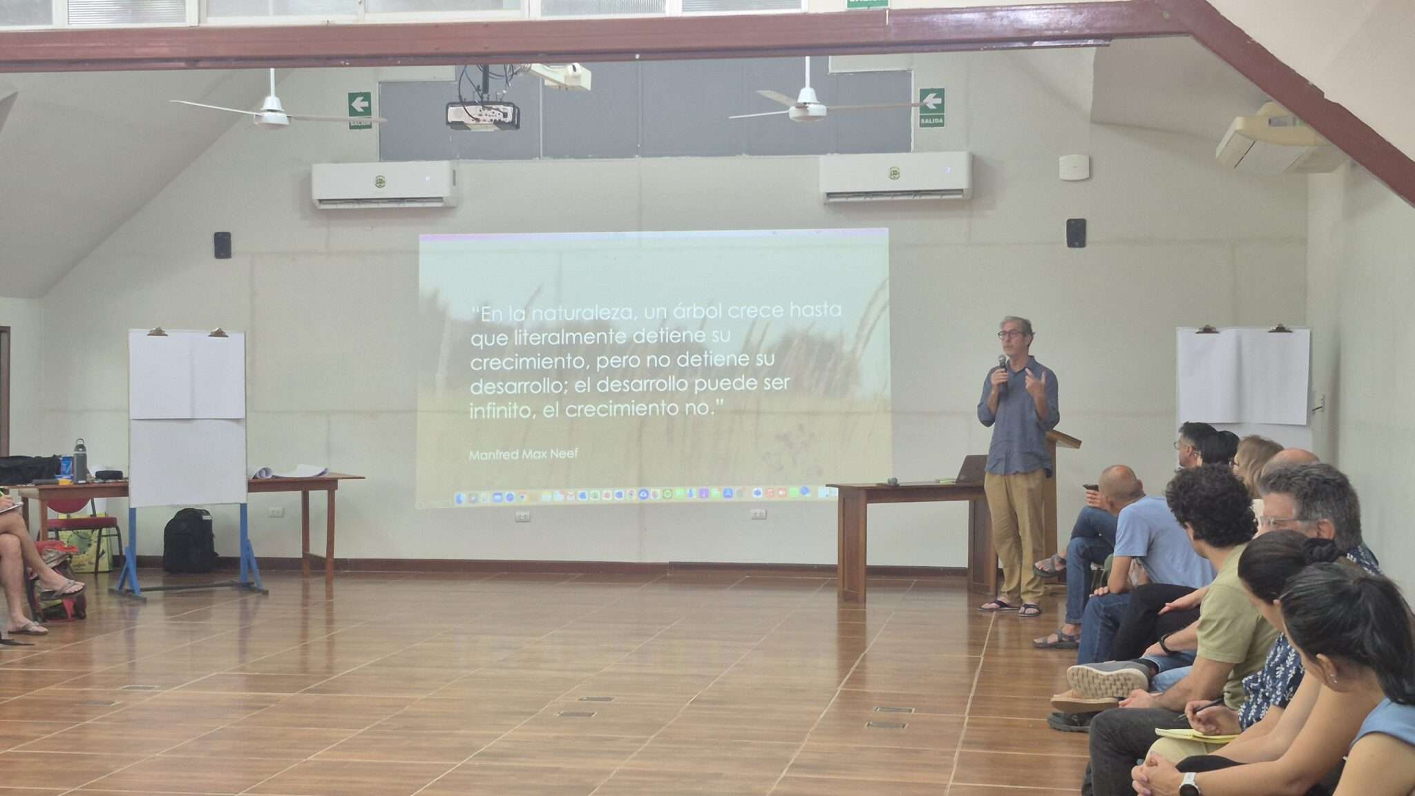 Discusión sobre escalabilidad, colaboración y sistemas regenerativos en América Latina durante encuentro técnico