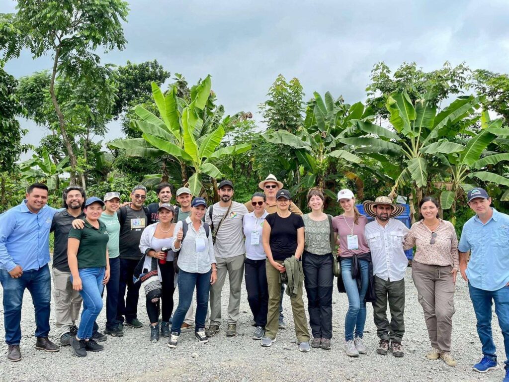 foto grupal de celebración encuentro de más de 50 líderes de TNC de 5 países de Latam, socios de Paisajes Futuros e IKI