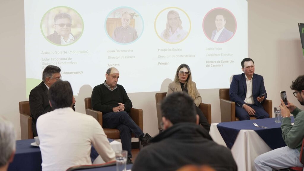 Líderes empresariales y representantes institucionales durante el desayuno de negocios regenerativos organizado por The Nature Conservancy en Bogotá.