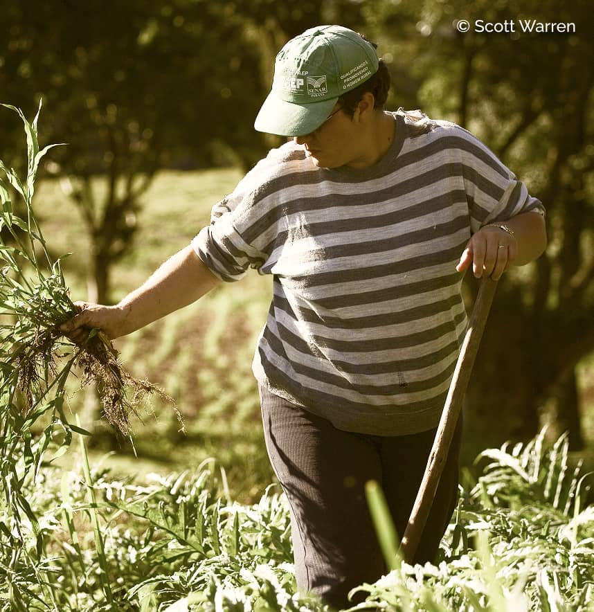 agricultora cosechando en huerta