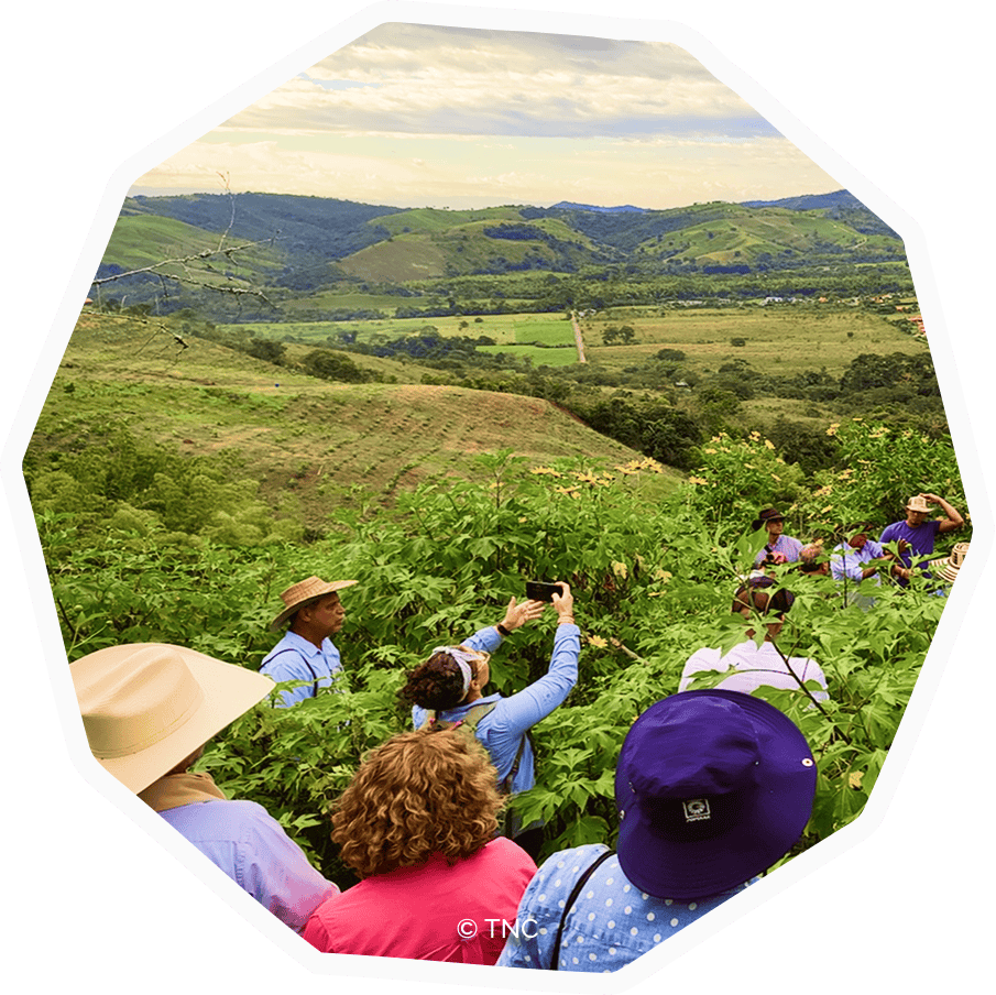 grupo en recorrido por paisaje rural