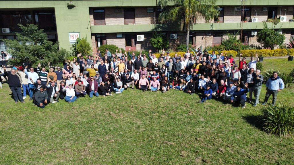 Un grupo de técnicos y referentes del Gran Chaco asisten a una reunión de trabajo para el lanzamiento de la plataforma PATChaco. Se observan personas sentadas alrededor de mesas analizando documentos, mapas de la región y computadores portátiles en un salón iluminado.