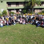 Un grupo de técnicos y referentes del Gran Chaco asisten a una reunión de trabajo para el lanzamiento de la plataforma PATChaco. Se observan personas sentadas alrededor de mesas analizando documentos, mapas de la región y computadores portátiles en un salón iluminado.