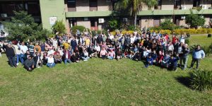 Un grupo de técnicos y referentes del Gran Chaco asisten a una reunión de trabajo para el lanzamiento de la plataforma PATChaco. Se observan personas sentadas alrededor de mesas analizando documentos, mapas de la región y computadores portátiles en un salón iluminado.